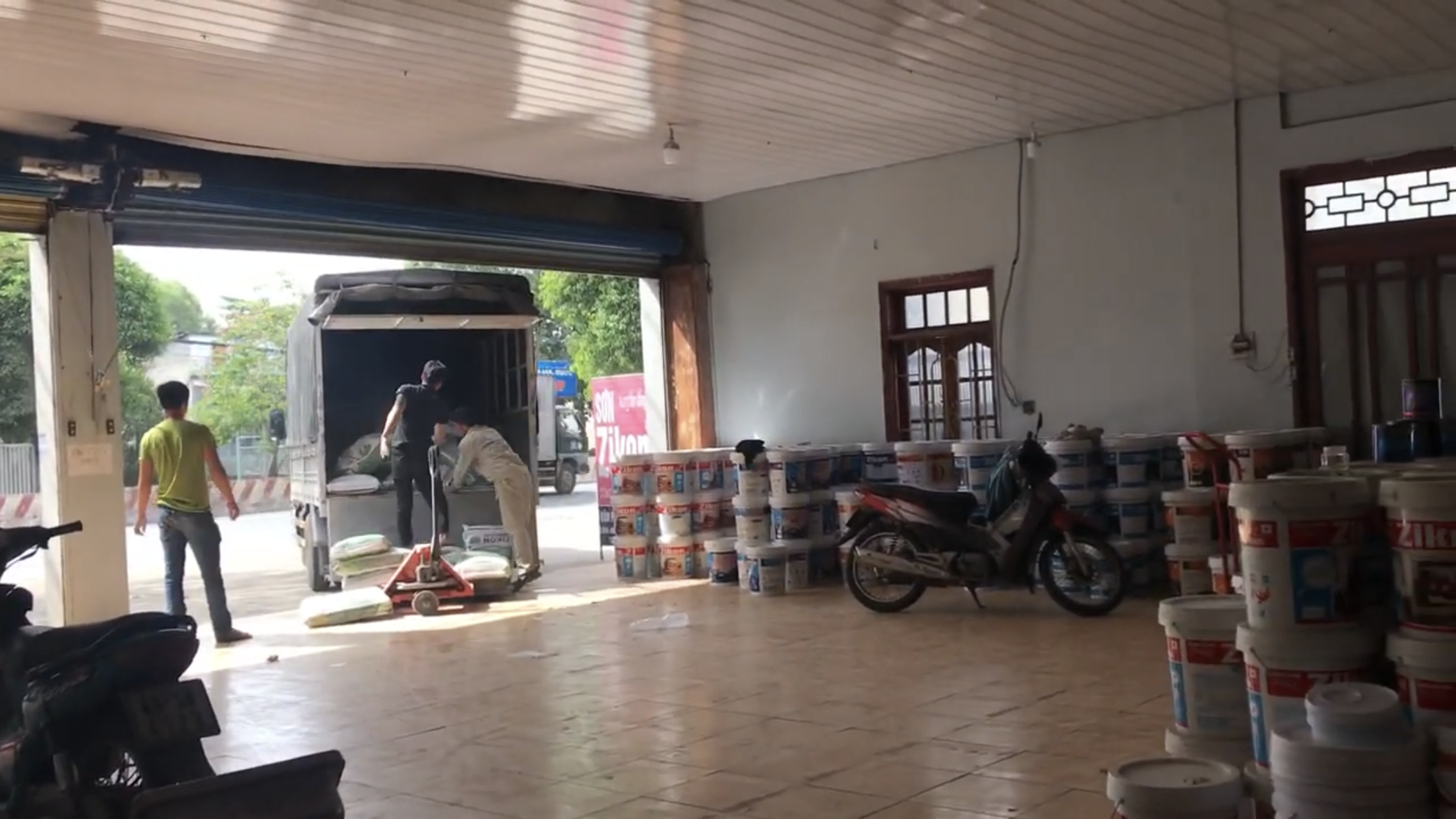 Xuất hàng Sơn ZIKON tại chi nhánh phía nam